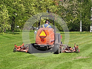 Grass cutting tractor