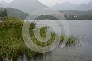 Slovensko, Vysoké Tatry, Štrbské pleso v daždi