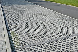 Grass paving enables the strengthening of surfaces and at the same time their grassing. Joints can also be filled with gravel