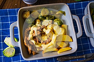 Gratinated Zurich ragout with Brussels sprouts, potatoes and Bearnaise sauce