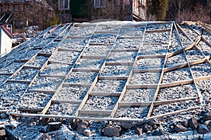 Grating for strengthening the soil on the slope