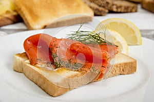 Graved salmon on toast bread with dill and lemon