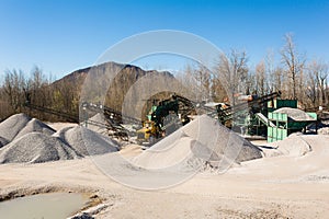 Gravel aggregate extraction. Machinery distribution and classification by size gravel.
