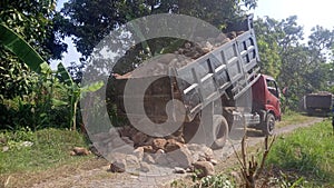 Gravel offloading from dumptruck