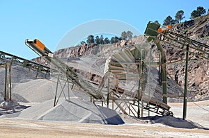 Gravel plant with belt conveyor