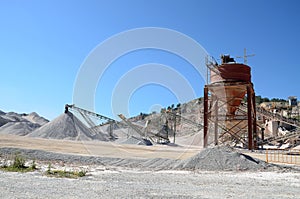 Gravel plant with belt conveyor and nozzle