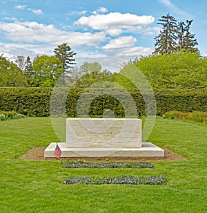 gravestone burial site of Franklin and Eleanor Roosevelt, marble monument in Spring