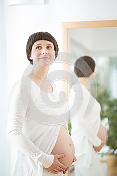 Gravid woman holding the belly