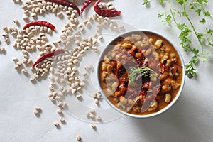 Salsa blanco frijoles también conocido cómo negro guisantes. cocido frijoles en salsa de cebolla tomates 