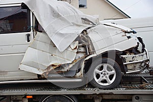 Gris el gran roto auto el autobús sobre el remolcar camión 