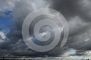 Gray clouds, harbingers of a thunderstorm