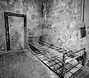 Grayscale shot of an old prison cell at Eastern State Penitentiary in Philadelphia, Pennsylvania