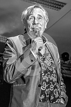 Grayscale shot of Presenter Peter Rapp with a microphone in Hitzendorf, Austria