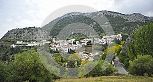 Grazalema pueblo blanco de la Sierra de Cadiz entre montaÃ±as. AndalucÃ­a EspaÃ±a