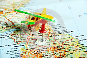 Great Britain map pin airplane