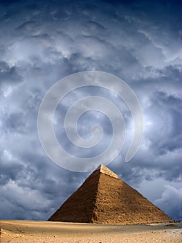 Il grande piramide antico turbolento il cielo 