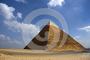 El gran pirámide de antiguo viajar 
