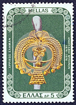 GREECE - CIRCA 1976: A stamp printed in Greece shows a gold goddess head from a silver pin, circa 1976.