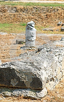 Greco statua trovato sul antico dione da la città 