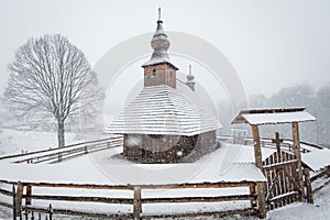 Dřevěný kostel sv Bazila Velikého v obci Hrabová Roztoka, Slovensko