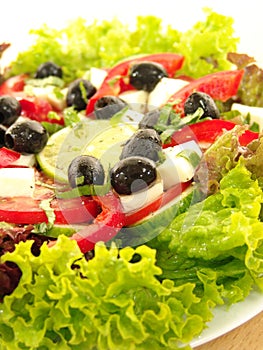 Grécky šalát z čerstvých šalátových listoch, paradajka, uhorka, feta, olivy, čierne korenie, a vápna.