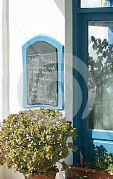 Griego sobre el pequeno un restaurante sobre el isla grecia 