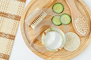 Greek yogurt, cucumber slices, wooden hair brush, massage body brush and loofah sponge. Ingredients for preparing homemade mask