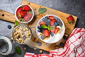 Greek yogurt granola with fresh berries .