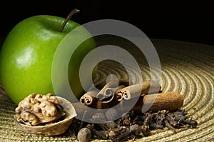 Green apple, cinnamon