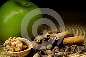 Green apple, cinnamon