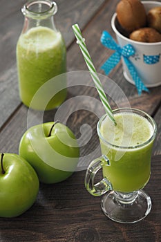 Green apple and kiwi juice