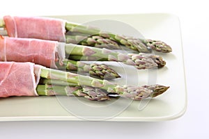 Green asparagus with ham