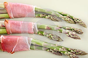 Green asparagus with ham