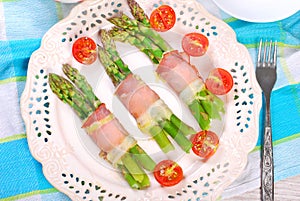 Green asparagus with ham and cheese