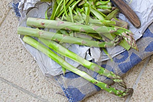 Green asparagus peeling