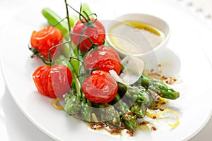 Green asparagus with roasted tomatoes