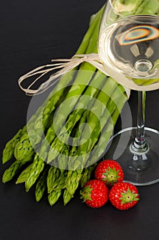 Green Asparagus with white wine and strawberries