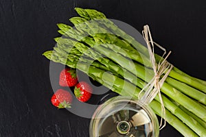 Green Asparagus with white wine and strawberries
