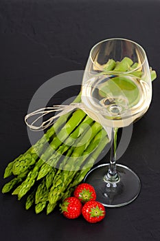 Green Asparagus with white wine and strawberries