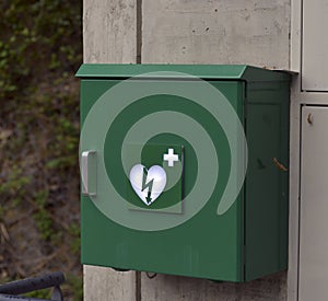 Green box with defibrillator