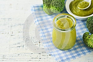 Verde un bambino pasto bianco una ciotola un superare di poco sul tavolo. verde un bambino pasto. il primo alimentazione. un bambino naturale pasto 