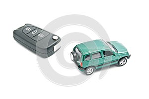 Verde auto un auto allarme su bianco 