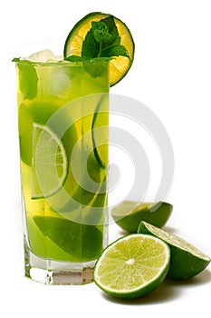 Green coctail with limes and mint
