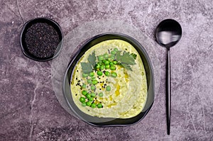 Green cream soup with peas and sesame seeds