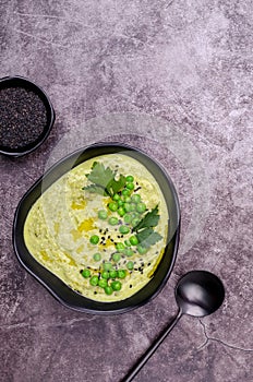 Green cream soup with peas and sesame seeds