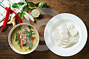 Green curry with shrimp and rice noodles. Thai cuisine. (kang keaw wan).