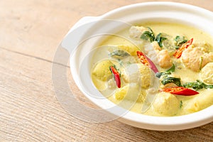 green curry soup with minced pork and meat ball