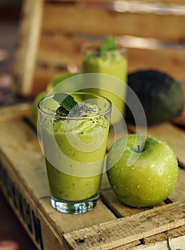 Green detox apple and avocado smoothie