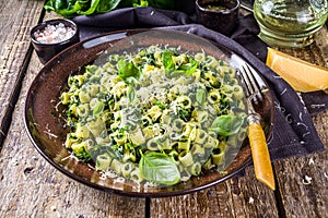 Green ditalini pasta