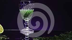 Zelený pít složení je nalil sklo. sklad klip. jasný zelený pít plyny je nalil průhledný 
